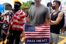 المتظاهرون في هونج كونج أمام السفارة الأمريكية يطلبون من ترامب تحريرهم من الصين 