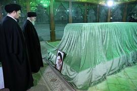  المرشد الأعلى الإيراني يحتفي بذكرى عودة الخميني إلى إيران بجوار قبره في طهران