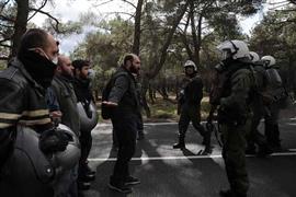 سكان الجزر اليونانية يحتجون على بناء مراكز المهاجرين