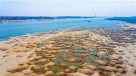 برك من المياه الخضراء الزمردية على نهر اليانجتسي الصيني