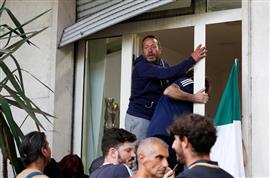 احتجاجات في إيطاليا ضد إجراءات الحكومة للتصدي لوباء كورونا