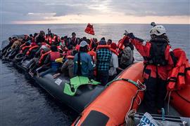  سفينة "سي ووتش 3" الألمانية تنقذ المهاجرين في البحر