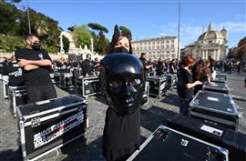 احتجاجات العاملون في صناعة الترفيه في روما بسبب الإغلاق العالمي في ظل انتشار فيروس كورونا 
