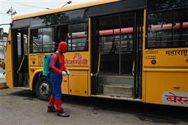  "سبايدرمان" يطهر الحافلات العامة ومحطات المترو في مومباي