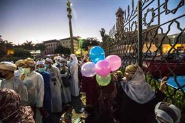 المصريون يؤدون صلاة عيد الفطر المبارك في الجامع الأزهر