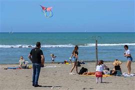 تخفيف إجراءات الإغلاق للشواطئ في إيطاليا 