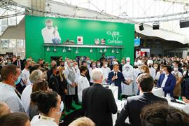 الرئيس الفرنسي ماكرون يحضر المعرض الدولي للأغذية والخدمات الفندقية بمدينة ليون