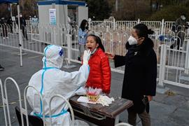 فرض إغلاق عام لمكافحة كورونا في تشنجتشو الصينية بعد الاحتجاجات العنيفة