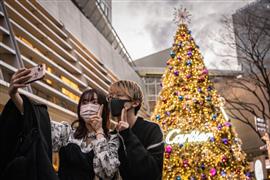 احتفالات المواطنين بأعياد الميلاد في اليابان