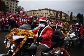 سباق بابا نويل الخيري السنوي في مدينة تورينو الإيطالية