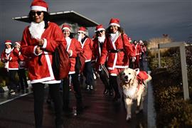 سباق بابا نويل الخيري السنوي في مدينة تورينو الإيطالية