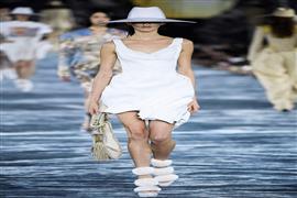 عرض أزياء لملابس ربيع وصيف ٢٠٢٣ ضمن أسبوع باريس للموضة