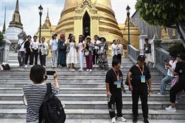 القصر الكبير في بانكوك يجذب السياح الأجانب