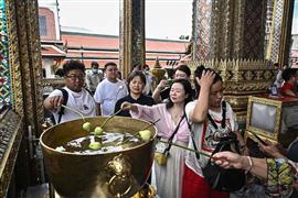 القصر الكبير في بانكوك يجذب السياح الأجانب