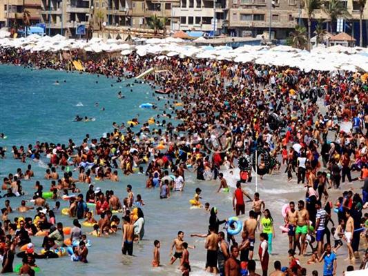 ;آخر أيام الصيفية; الآلاف يودعون الصيف على شواطئ الإسكندرية