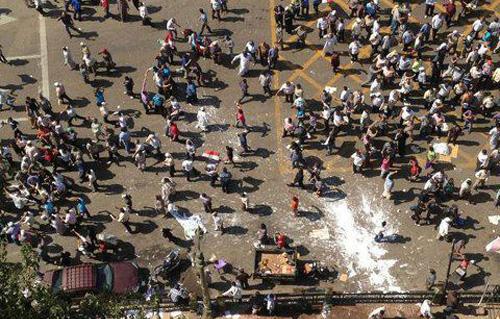 كر وفر بين المتظاهرين في التحرير وسقوط عشرات الجرحي.. وشباب الإخوان: ن