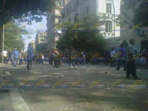 التحرير الآن.. بالصور.. اشتباكات عنيفة بالتحرير ومجموعات تضرب النشطاء.