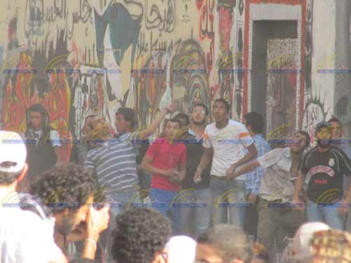 التحرير الآن.. بالصور.. اشتباكات عنيفة بالتحرير ومجموعات تضرب النشطاء.