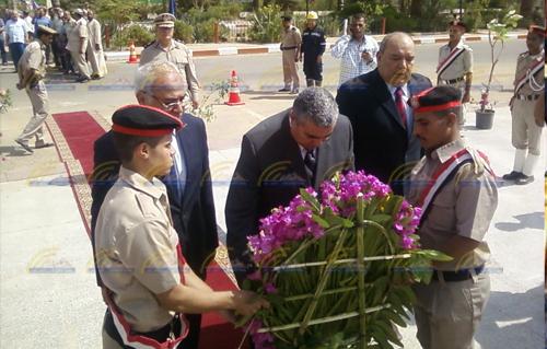 بالصور محافظ الوادى يضع إكليلا من الزهور على النصب التذكاري ويكرم أسر شهداء أكتوبر