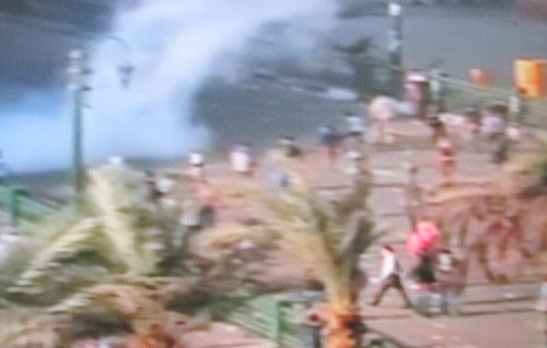 عاجلبي بي سي قوات الأمن تقتحم ميدان التحرير وتطلق الغاز المسيل للدموع بكثافة على خيام المعتصمين  