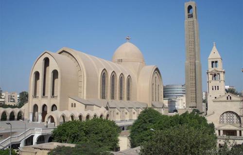 سكان العباسية والوايلي يشكلون لجانًا شعبية حول الكاتدرائية المرقسية