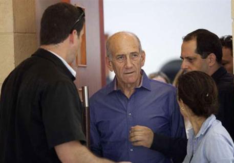 سجن رئيس الوزراء الأسبق إيهود أولمرت  أشهر في قضية فساد 