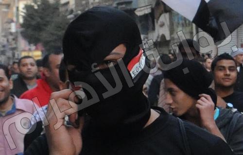 بلاك بلوك يثير استياء ثوار التحرير يستخدمون العصى الكهربائية وخراطيم المياه والأحزمة ضد معارضيهم