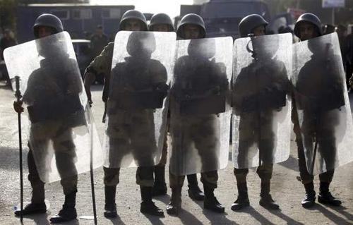 الشرطة العسكرية تمنع أنصار المعزول من دخول محيط رابعة مظاهرة إخوانية أمام قصر القبة 