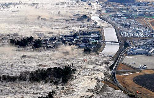 تسونامي صغير في اليابان بعد زلزال شدته , درجة