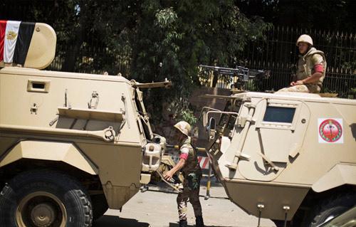 الجيش ينجح فى القبض على أمين تنظيم جماعة التكفير بشمال سيناء ويضبط  من العناصر الإرهابية 