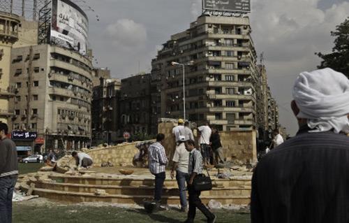 قوات الجيش تحكم سيطرتها على التحرير بـ  دبابة وتسمح للمواطنين بالدخول لالتقاط الصور التذكارية