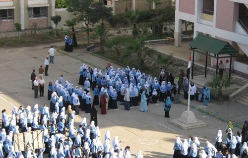 التحقيق مع مُدرسة بالإسكندرية ترضع طفلها داخل الفصل وتحرض التلاميذ على رفع علامة رابعة 