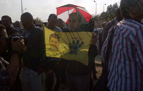 مشادات بين أنصار مرسى ومحامٍ لاعتقادهم أنه من أنصار السيسى أمام أكاديمية الشرطة