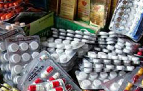 القبض على مديرة صيدلية وعامل يقومان ببيع أدوية مهربة جمركيا داخل صيدلية بقصر النيل