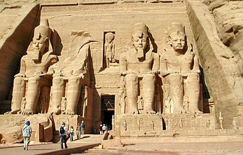 إقبال كبير من المصريين على زيارة معبد أبو سمبل