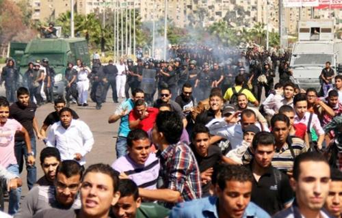 طلاب الأزهر يقطعون الطريق بجوار الأمن الوطنى والأمن يطلق قنابل الغاز لتفريقهم وتحويلات مرورية 