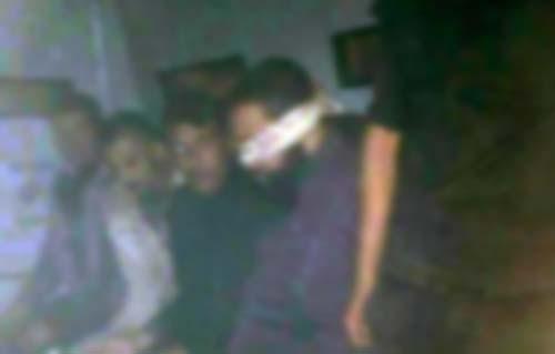 نشطاء يتداولون صورة  جمال صابر داخل سيارة ترحيلات الأمن المركزى بعد القبض عليه