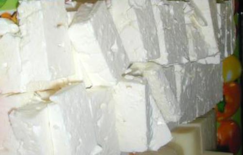ضبط طن مواد غذائية منتهية الصلاحية داخل مصنع لإنتاج الجبن بالقاهرة