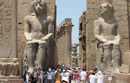 وفود إعلامية عالمية لزيارة المناطق السياحية المصرية والتأكيد على عدم تعرض السائحين لأية مشاكل واستمتاعهم بإقامتهم 