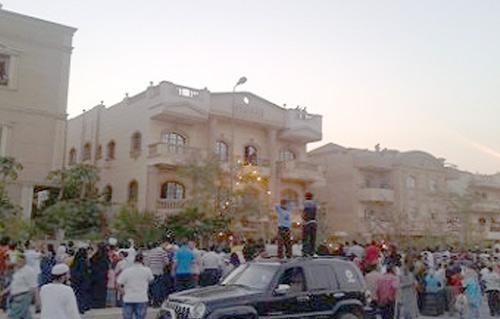 تظاهر المئات أمام منزل الرئيس مرسى بالتجمع الخامس - بوابة الأهرام
