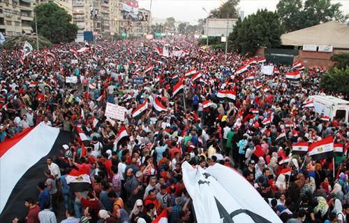 متظاهرو الاتحادية يحملون الإبراشى ومنسق تمرد على أكتافهم وسط هتافات بسقوط النظام 