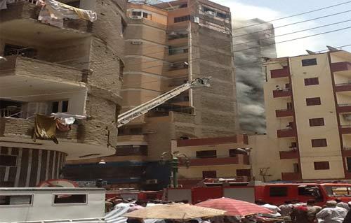انتداب المعمل الجنائي لمعاينة حريق داخل برج سكني بمدينة نصر