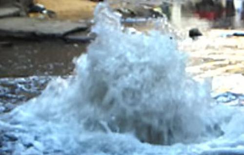 مياه الفيوم إصلاح انفجار خط المياه الرئيسي بـطامية وقريبا علاج مشكلة سنورس