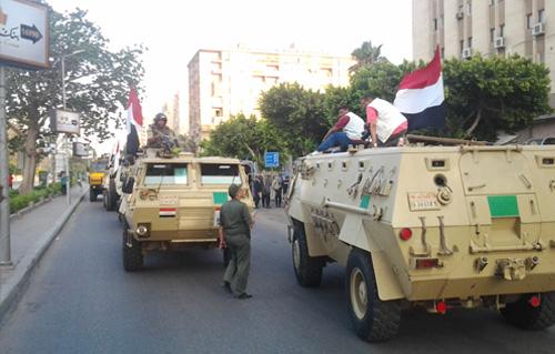 الجيش يتصدي لمحاولات اقتحام أنصار مرسى لمطرانية الأقصر