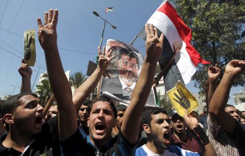 عشرات الإخوان يتظاهرون أمام القنصلية الأمريكية بالإسكندرية ويطالبون بـ تدخل دولي لإعادة المعزول