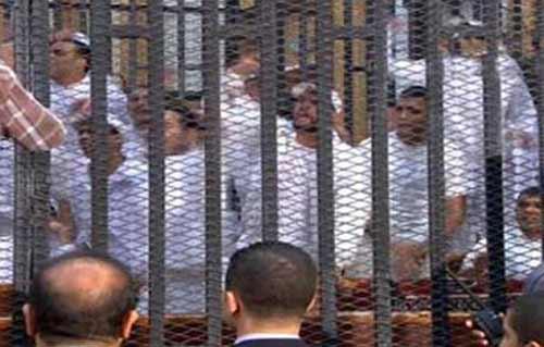متهم في مذبحة بورسعيد يُصاب بالإغماء داخل قفص الاتهام وزملاؤه يطلبون له الإسعاف