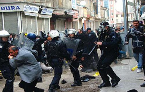 إصابة  واعتقال  آخرين في اشتباكات بين أنصار مرشحي الحزب الحاكم والوحدة الكبرى بتركيا