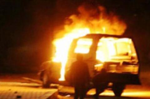 أنصار مرسي بالجيزة يشعلون النيران فى سيارة شرطة يستقلها مفتش مباحث ويستولون على جهاز لاسلكي
