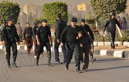 الأمن يفرق  أنصار مرسي بعد تجمعهم أمام أكاديمية الشرطة وإلقاء القبض على عدد منهم