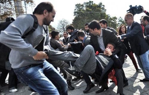 إصابات واعتقالات في  اشتباكات بجامعة إسطنبول بين القوميين والإسلاميين 
